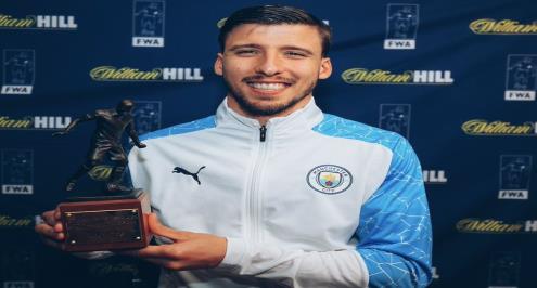 "أول مدافع منذ 32 عاما".. دياز لاعب العام في استفتاء رابطة كتاب إنجلترا